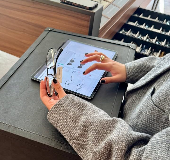 Sélection des nouvelles collections au showroom Luxottica…