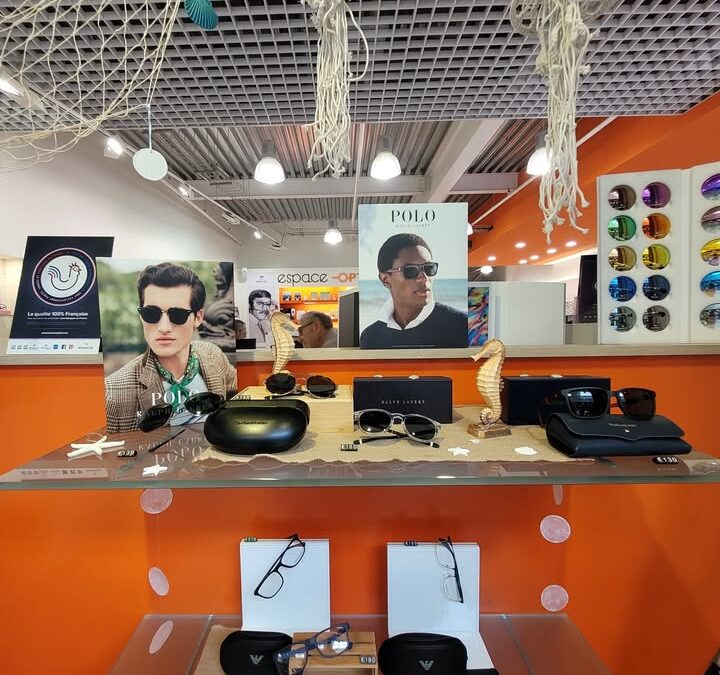 l’été s’invite dans nos vitrines ☀🕶  #opticien #espaceoptic #fouesnant #pleuven…